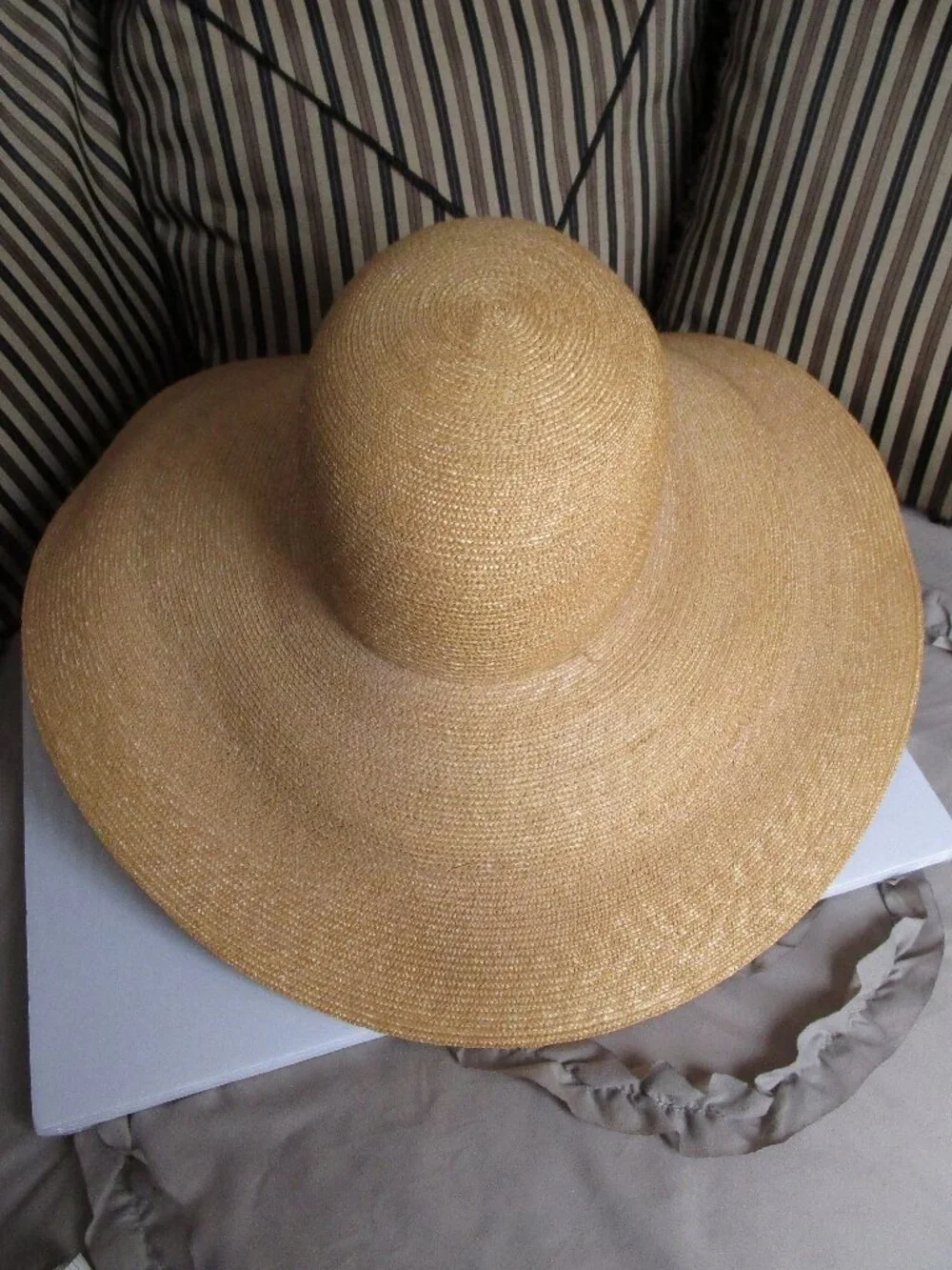 extra wide brim straw sun hat